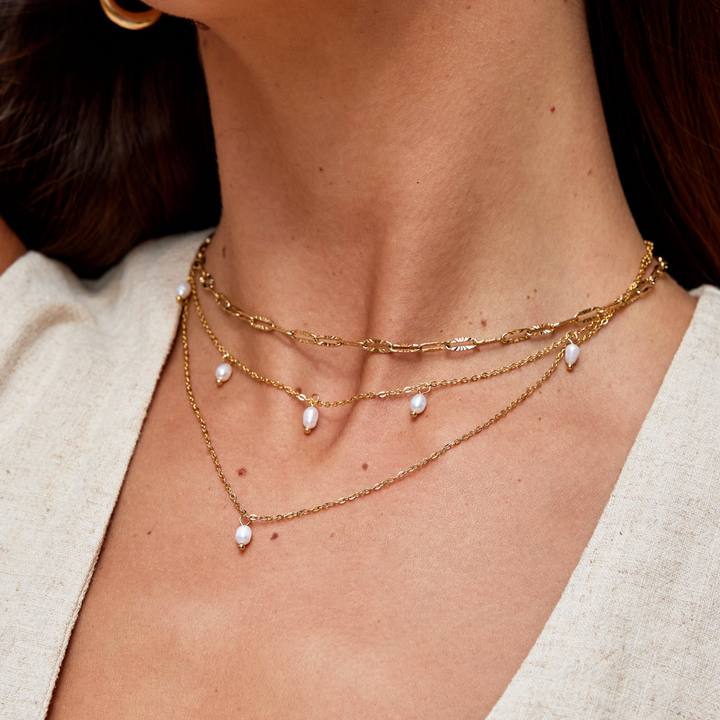 Tanja – Collar dorado de capas con artículo moderno.