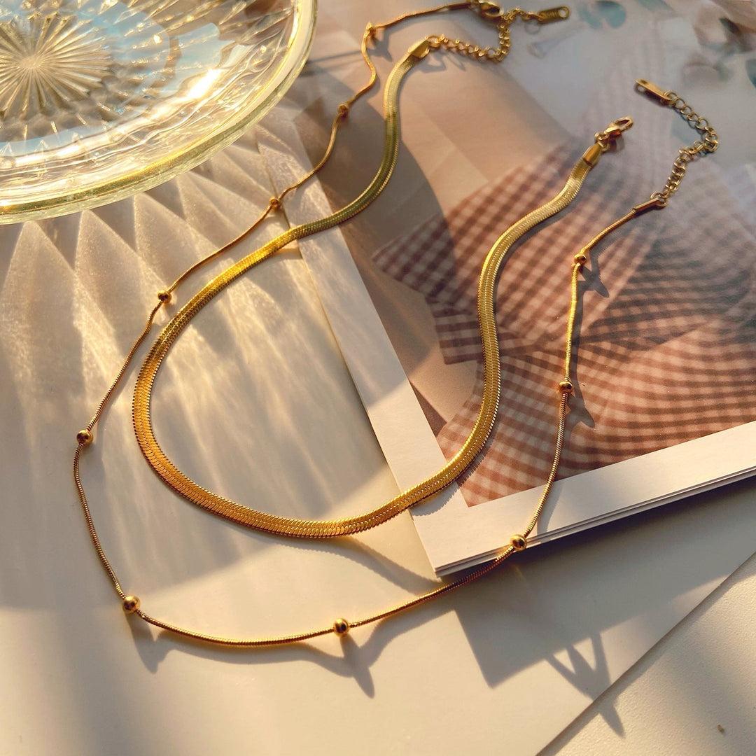 Klára – Collar dorado de dos capas con un brillo moderno.