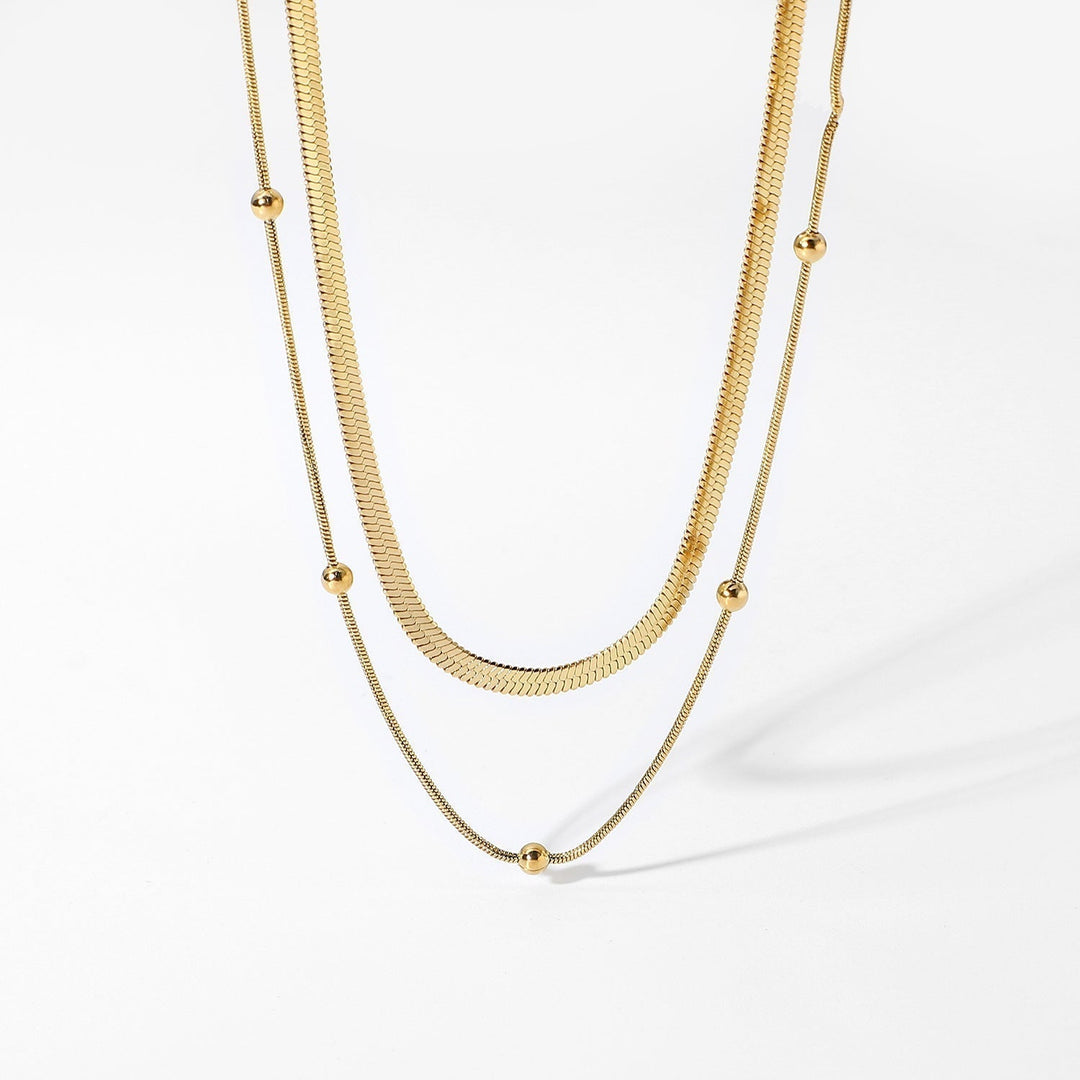 Klára – Collar dorado de dos capas con un brillo moderno.