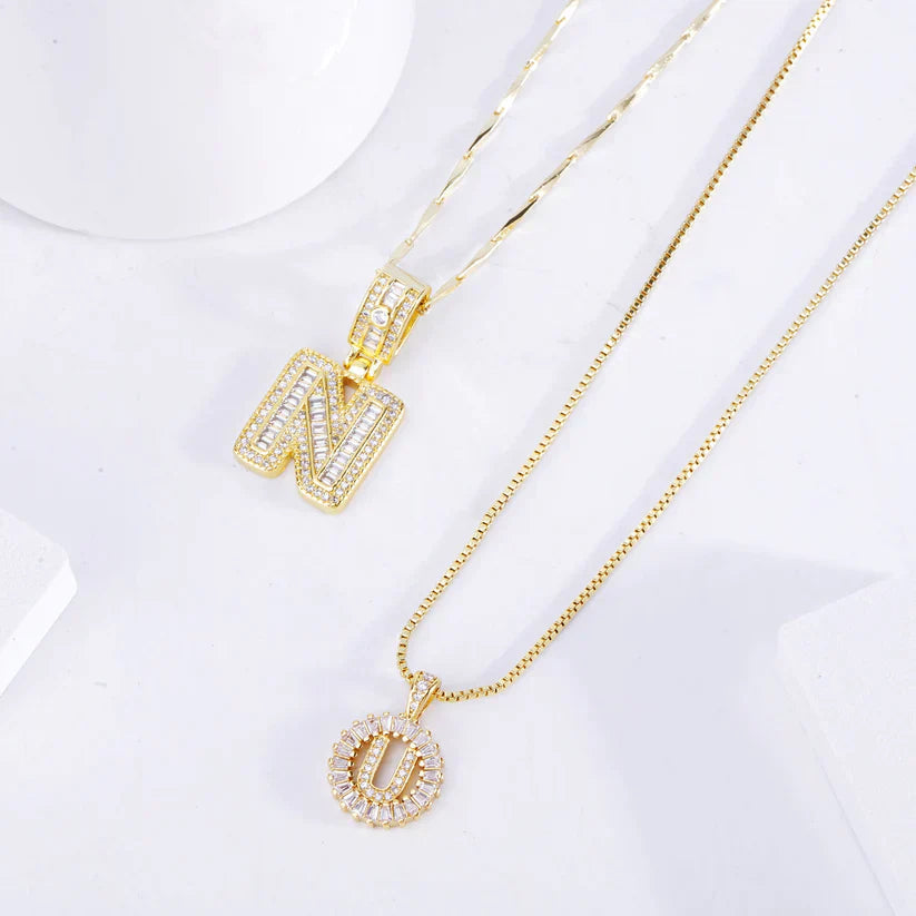 Conjunto de collares con iniciales de moissanita