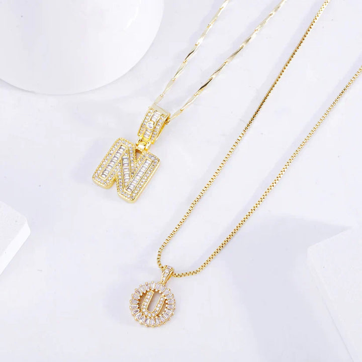 Conjunto de collares con iniciales de moissanita