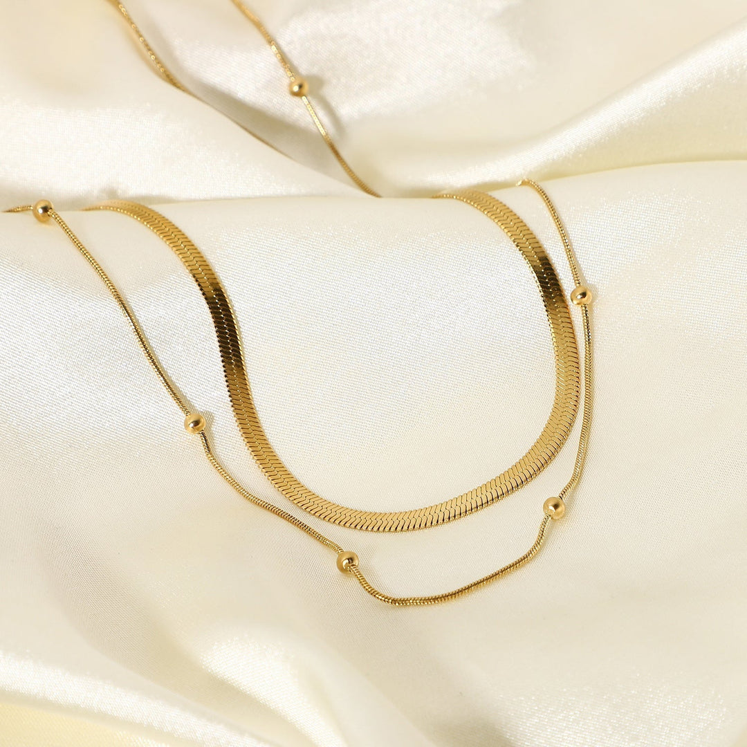 Klára – Collar dorado de dos capas con un brillo moderno.