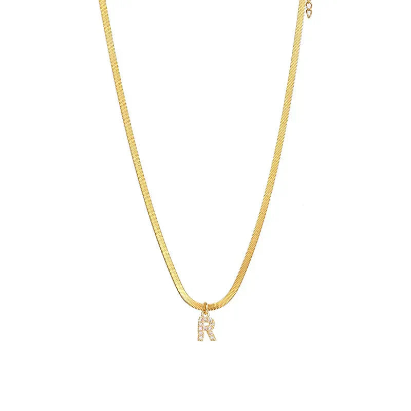 Eva – Collar dorado con colgante de inicial.