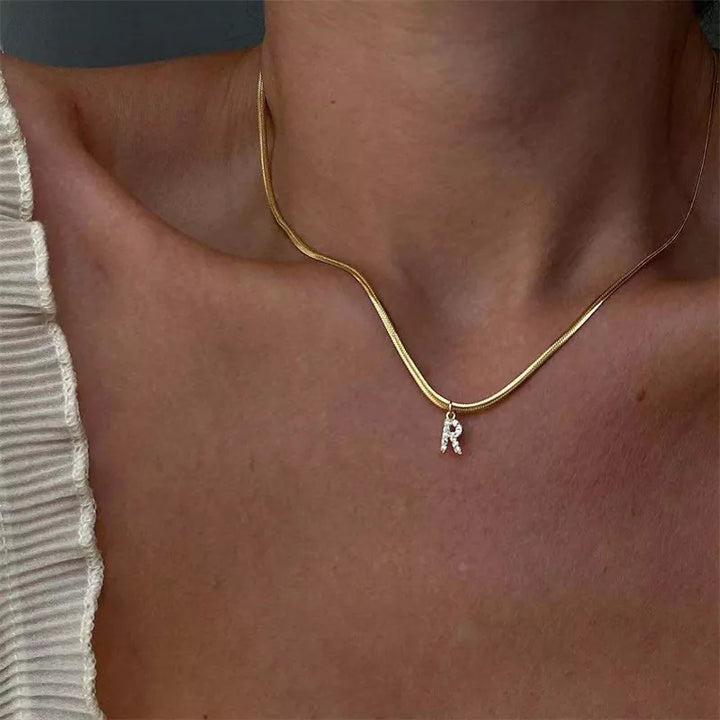 Eva – Collar dorado con colgante de inicial.