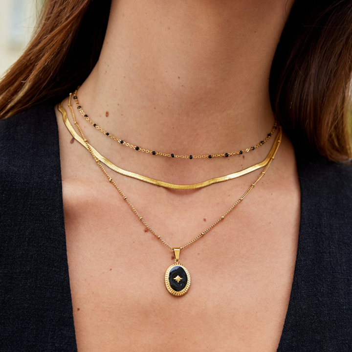 Luzie – Collar de serpiente dorado con un suave brillo.