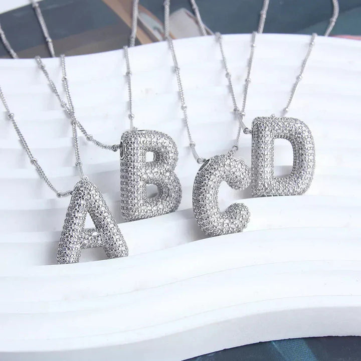 Collar con colgantes de letras