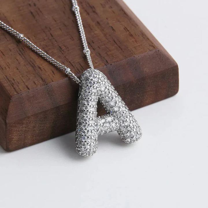 Collar con colgantes de letras