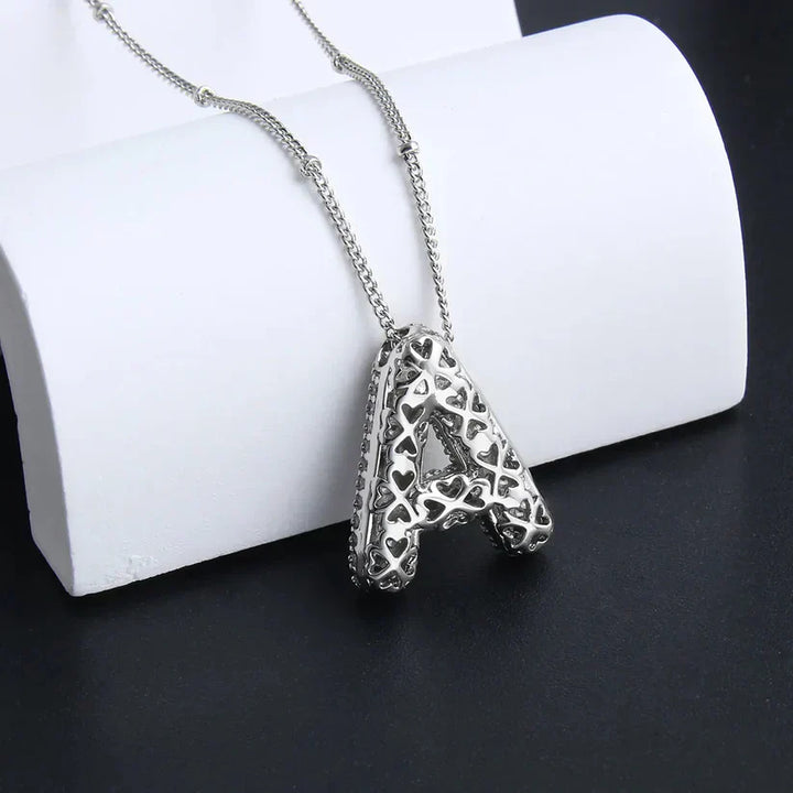 Collar con colgantes de letras