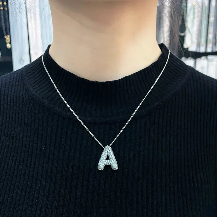 Collar con colgantes de letras