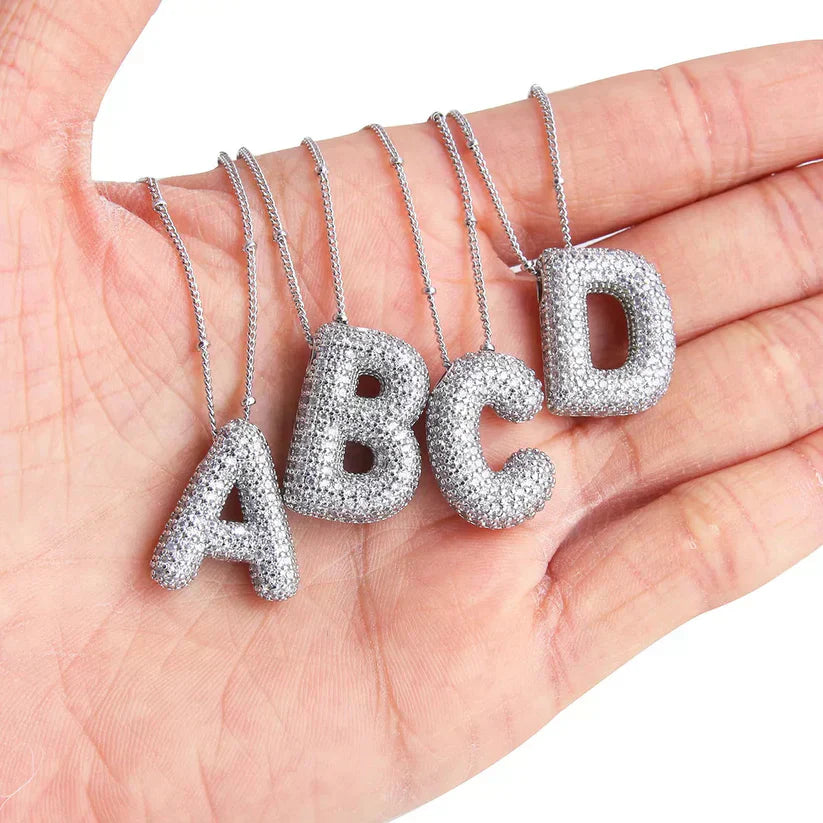 Collar con colgantes de letras