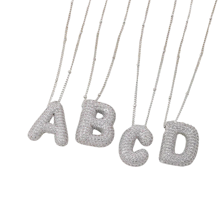 Collar con colgantes de letras