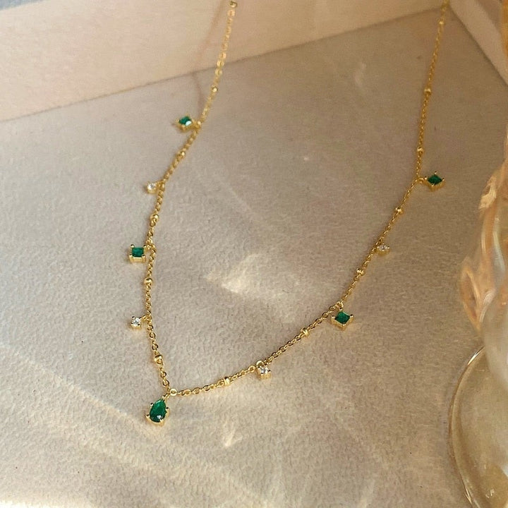 Marta – Collar dorado con colgante verde.