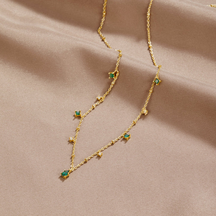 Marta – Collar dorado con colgante verde.