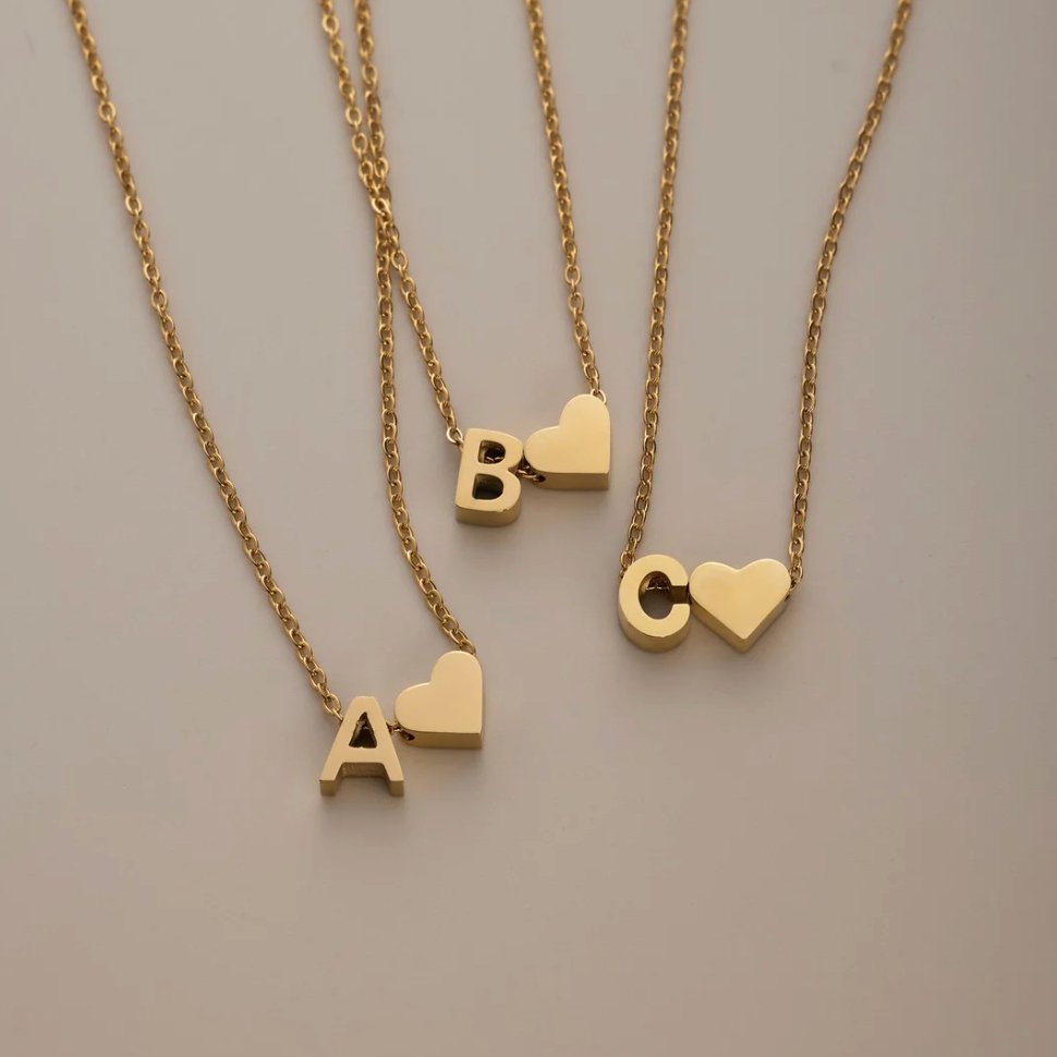 Nina – Collar dorado en forma de V.