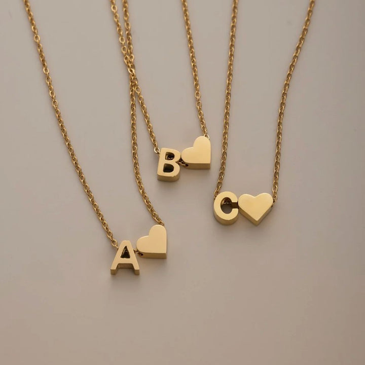 Nina – Collar dorado en forma de V.