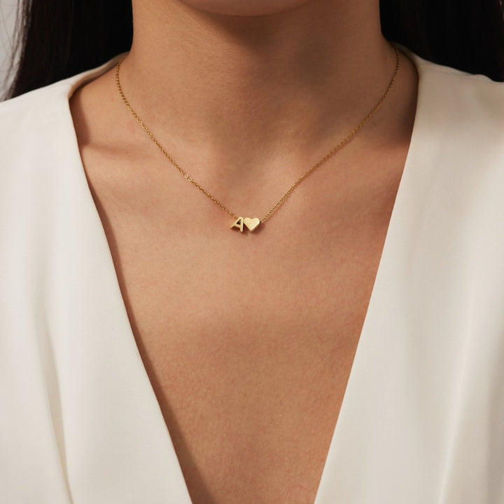 Nina – Collar dorado en forma de V.