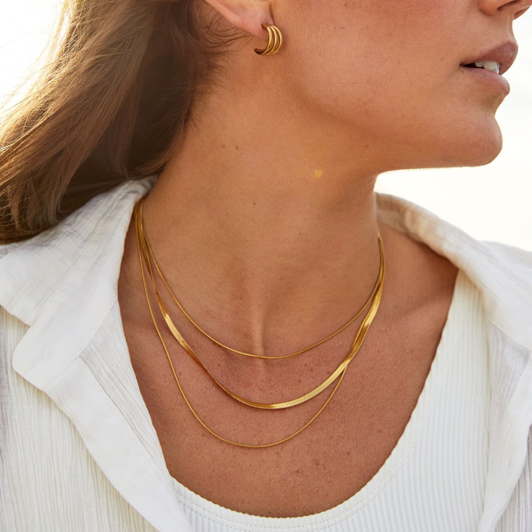 Karolína – Collar dorado con una piedra discreta.