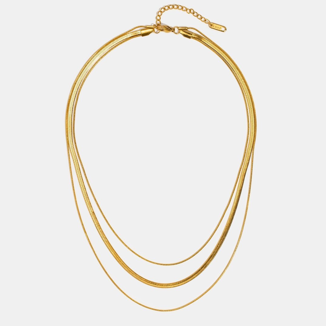 Karolína – Collar dorado con una piedra discreta.