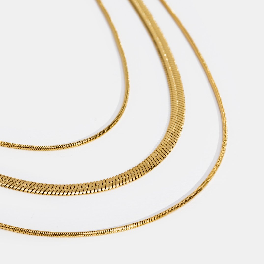 Karolína – Collar dorado con una piedra discreta.