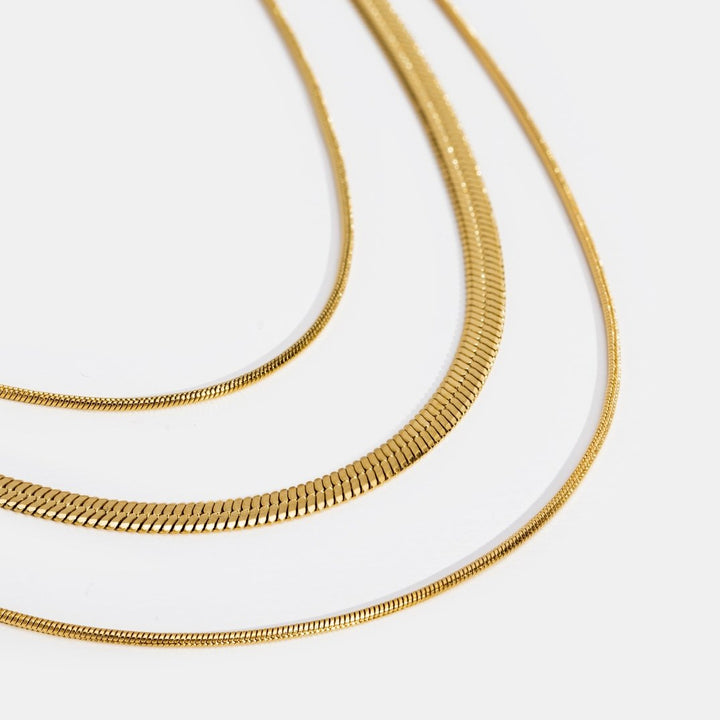 Karolína – Collar dorado con una piedra discreta.