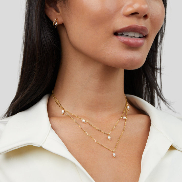 Tanja – Collar dorado de capas con artículo moderno.