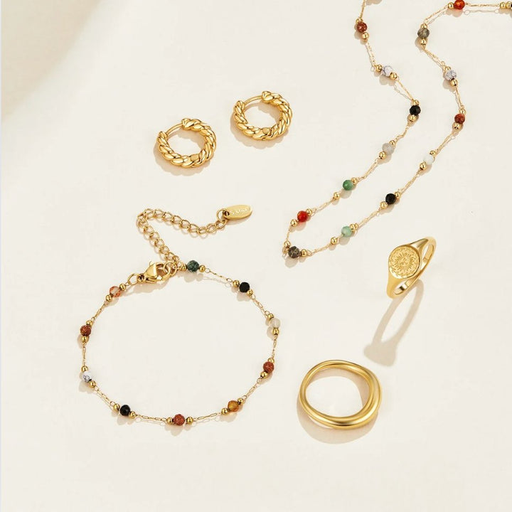 Helmina – Collar dorado colorido con acentos de esmalte.