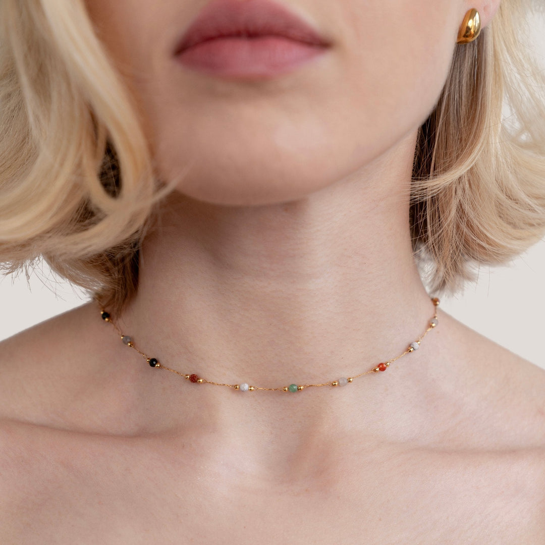 Helmina – Collar dorado colorido con acentos de esmalte.