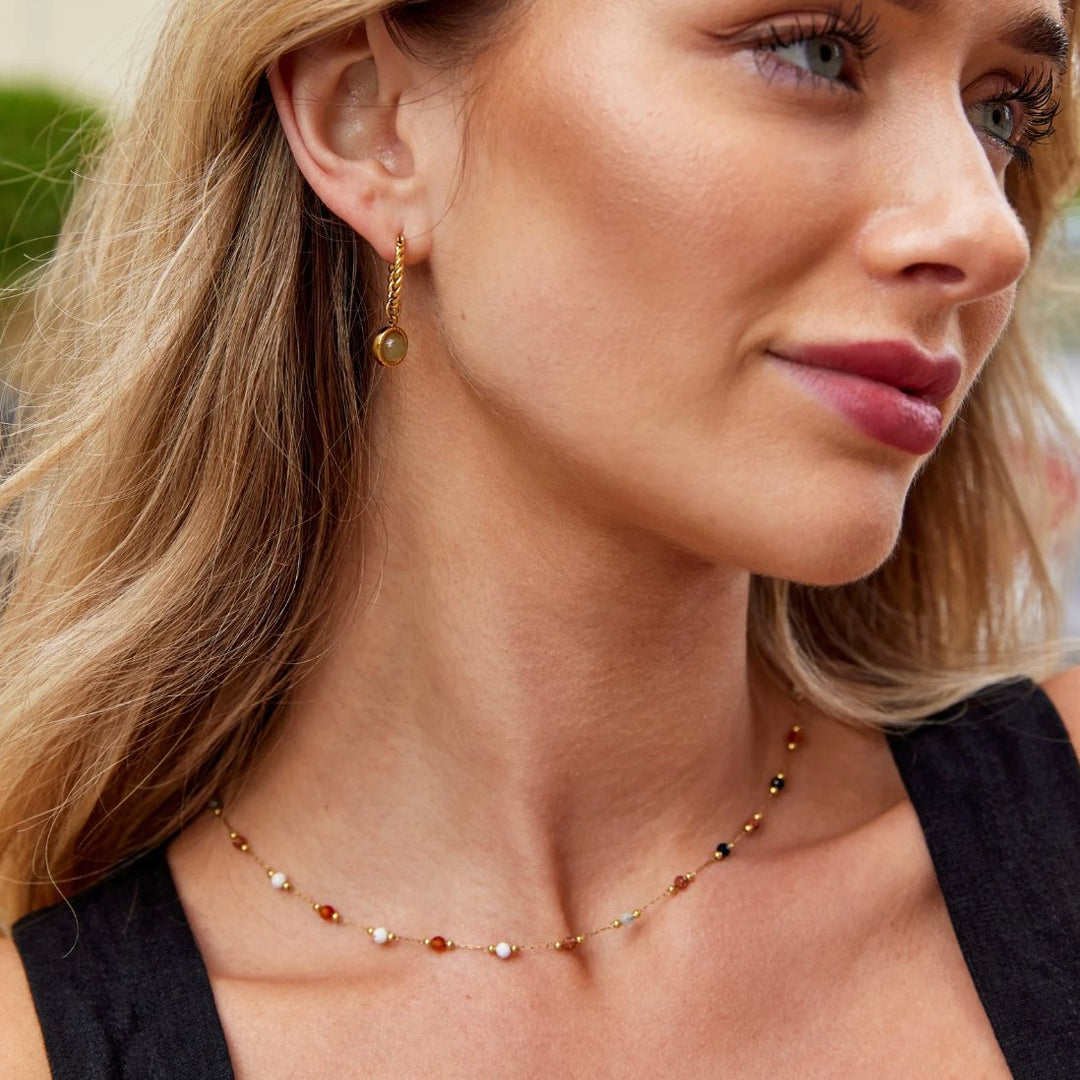 Helmina – Collar dorado colorido con acentos de esmalte.