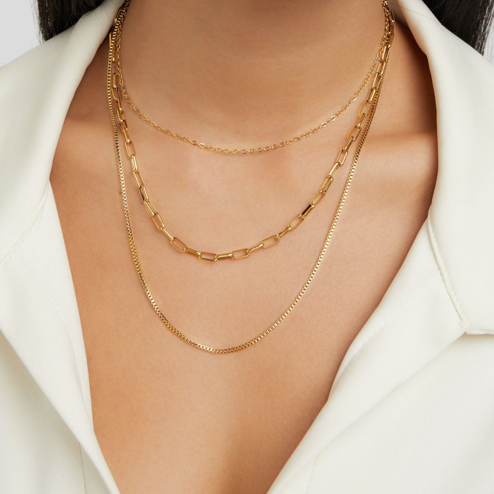 Josefína – Collar dorado de tres capas con eslabones delicados.