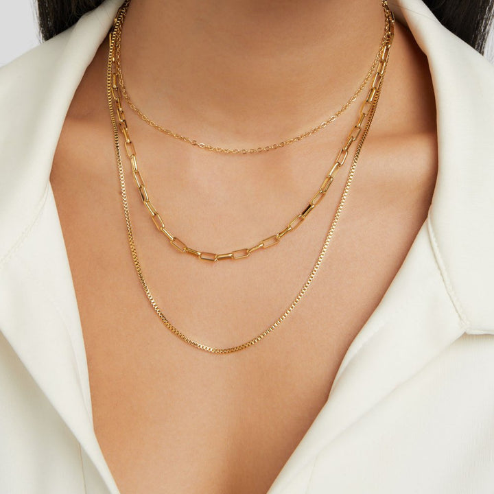 Josefína – Collar dorado de tres capas con eslabones delicados.