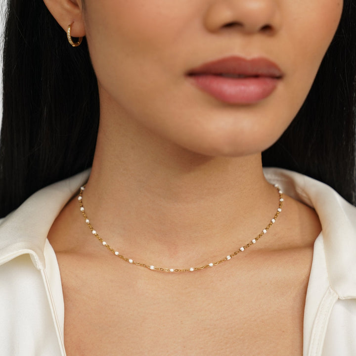 Sabina – Collar dorado suave con mini-perlas.