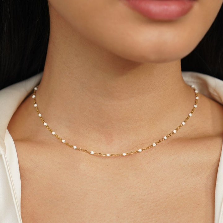 Sabina – Collar dorado suave con mini-perlas.