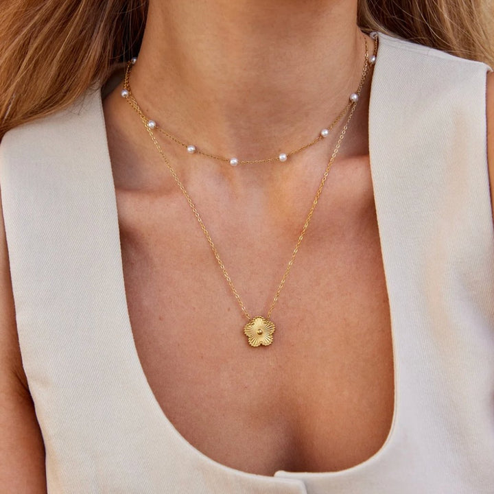 Miriam – Collar dorado con una longitud armónica.