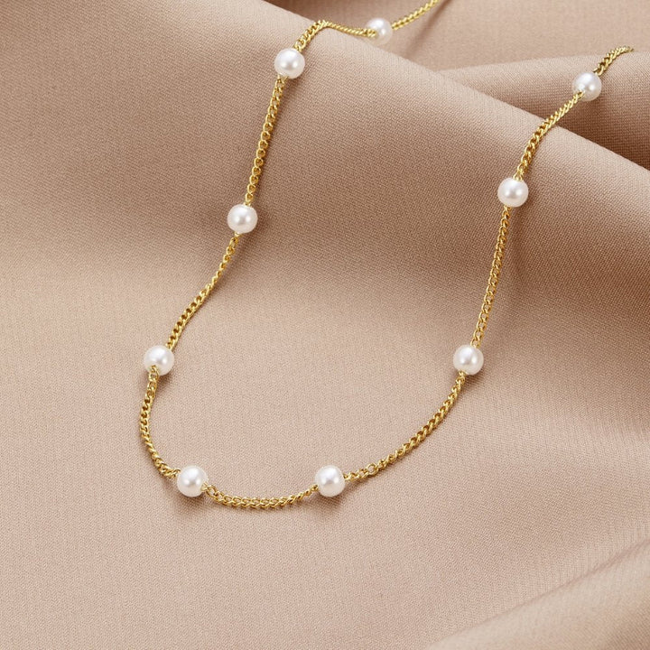 Miriam – Collar dorado con una longitud armónica.
