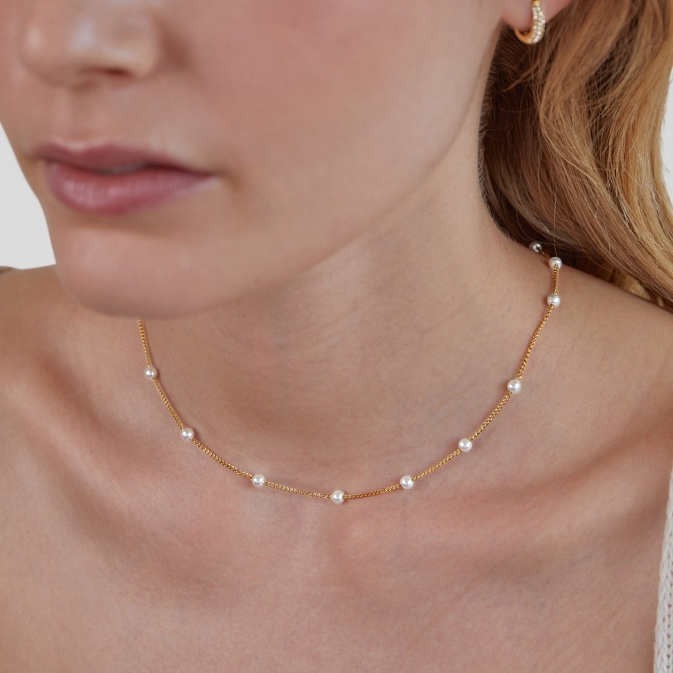 Miriam – Collar dorado con una longitud armónica.
