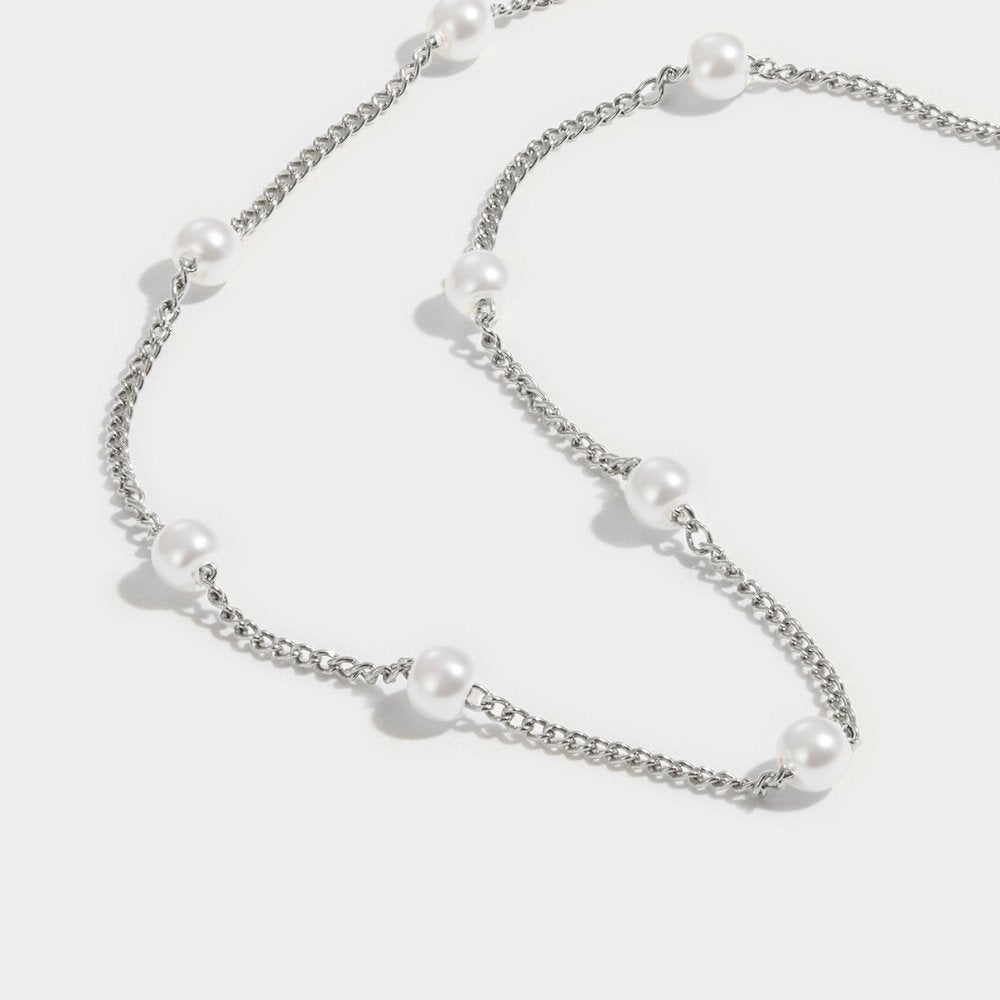 Miriam – Collar dorado con perlas delicadas.