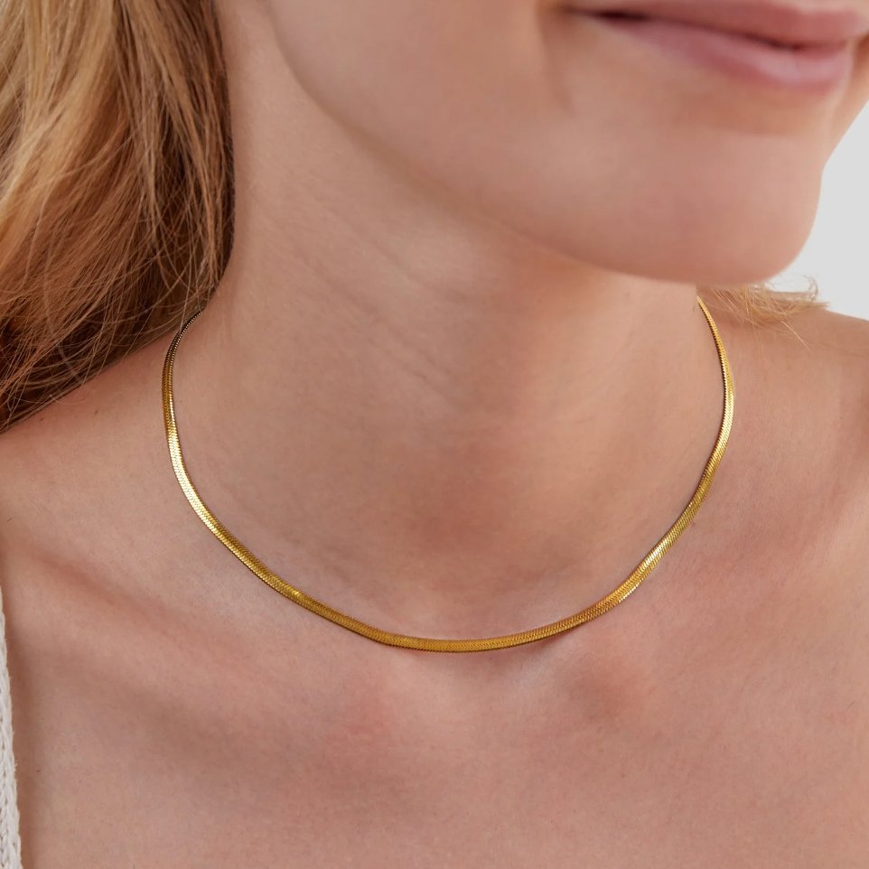 Elisa-Marie – Collar de oro suavemente curvado.