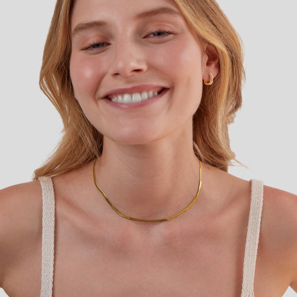Elisa-Marie – Collar de oro suavemente curvado.