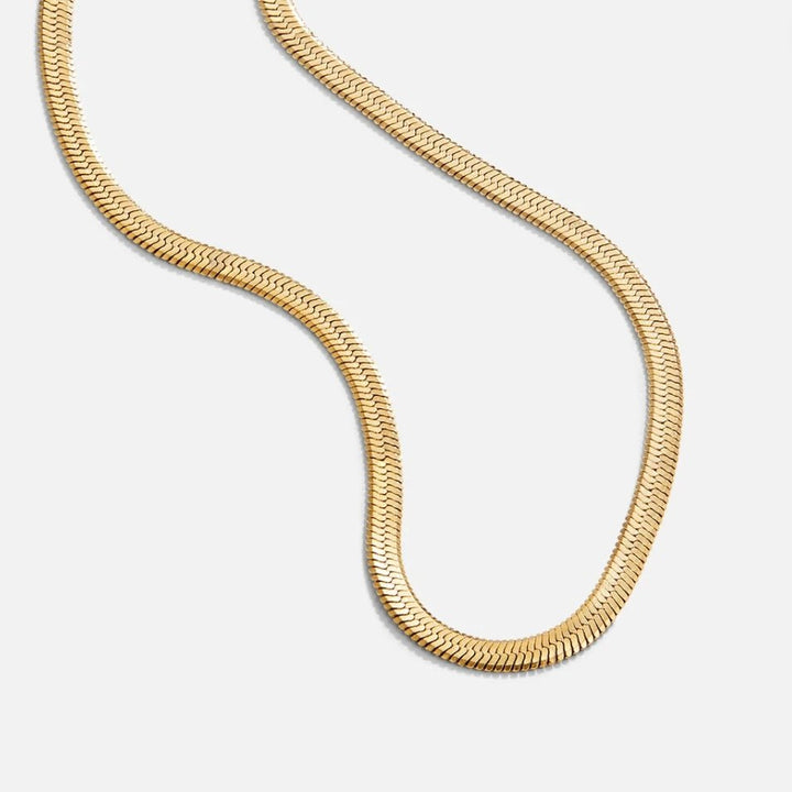 Elisa-Marie – Collar de oro suavemente curvado.